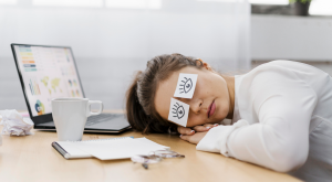 mulher cansada cochilando na mesa