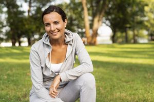 Mulher descansando após atividade física.